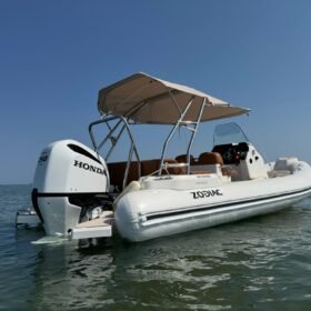 ZODIAC MEDLINE 6.8 – HONDA 250 CV – 2023 – ÉTAT EXCEPTIONNEL Le Zodiac Medline 6.8 est l’un des semi-rigides les plus réussis de la gamme. Confort, stabilité et design contemporain en font le compagnon idéal des croisières côtières et des sorties familiales.
