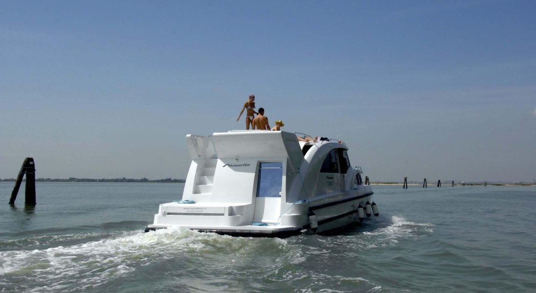 Houseboat Minuetto, poupe et pont superieur