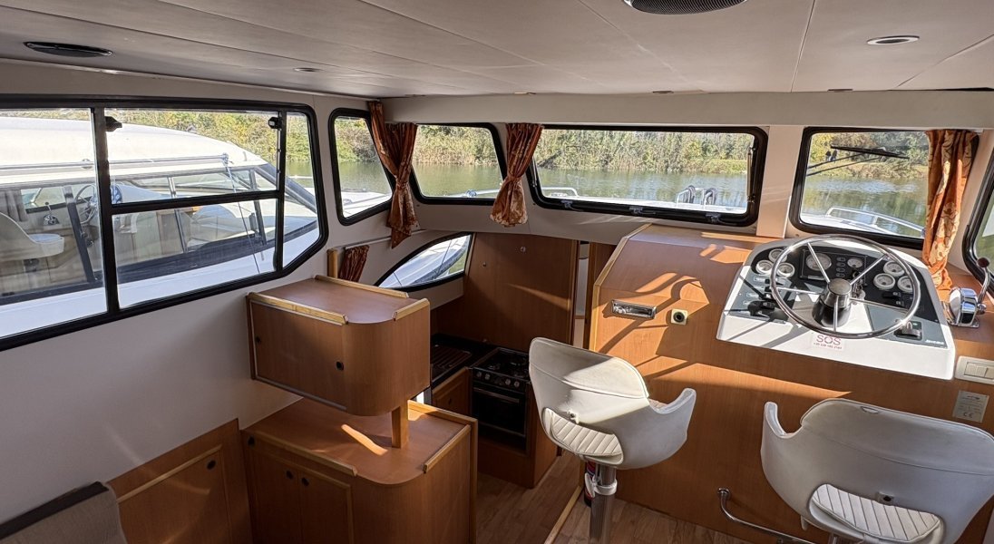 Houseboat Minuetto, salon et poste de pilotage