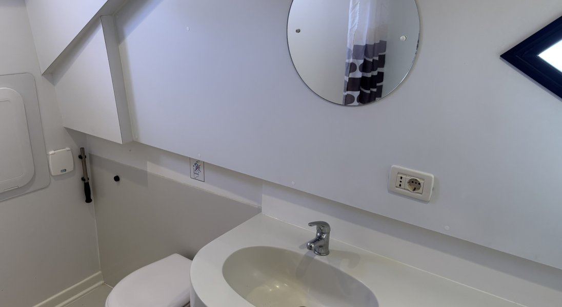 Houseboat Minuetto, salle de bain avec WC
