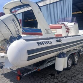 BRIG EAGLE 780 – 2020 – SUZUKI 250 CV – ÉTAT IRRÉPROCHABLE Superbe Brig Eagle 780 millésime 2020, une référence parmi les semi-rigides haut de gamme. Équipé d’un moteur Suzuki 250 CV entretenu avec soin (340 heures), ce modèle associe élégance, puissance et confort pour la croisière ou les sorties sportives. Caractéristiques principales Année : 2020 Motorisation : Suzuki 250 CV 4 temps Heures moteur : 340 h Longueur : env. 7,80 m État : parfait – aucune intervention à prévoir