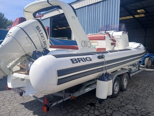 BRIG EAGLE 780 – 2020 – SUZUKI 250 CV – ÉTAT IRRÉPROCHABLE Superbe Brig Eagle 780 millésime 2020, une référence parmi les semi-rigides haut de gamme. Équipé d’un moteur Suzuki 250 CV entretenu avec soin (340 heures), ce modèle associe élégance, puissance et confort pour la croisière ou les sorties sportives. Caractéristiques principales Année : 2020 Motorisation : Suzuki 250 CV 4 temps Heures moteur : 340 h Longueur : env. 7,80 m État : parfait – aucune intervention à prévoir