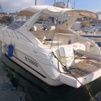 Caractéristiques principales Année : 2009 Motorisation : 2 × Volvo Penta 260 CV Heures moteur : 520 h – dernière révision effectuée il y a 15 h seulement Longueur : env. 10,50 m État : excellent – entretien rigoureux et régulier Équipements extérieurs Grand bain de soleil avant Deux salons arrière : un grand et un plus intimiste Passerelle hydraulique pour accès facile à quai Propulseur d’étrave pour manœuvres précises Tauds, coussins, selleries et canapés remplacés il y a 2 ans — état impeccable Espaces intérieurs 2 cabines doubles confortables 1 salle de bains complète avec douche séparée Carré lumineux, finitions bois clair et ambiance chaleureuse Cuisine équipée : micro-ondes, réfrigérateurs ×2, gazinière Équipements multimédias : TV, Hi-Fi Électronique & navigation GPS traceur Sondeur VHF marine Pilote automatique Tableau de bord complet avec instrumentation Volvo