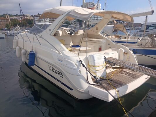 Caractéristiques principales Année : 2009 Motorisation : 2 × Volvo Penta 260 CV Heures moteur : 520 h – dernière révision effectuée il y a 15 h seulement Longueur : env. 10,50 m État : excellent – entretien rigoureux et régulier Équipements extérieurs Grand bain de soleil avant Deux salons arrière : un grand et un plus intimiste Passerelle hydraulique pour accès facile à quai Propulseur d’étrave pour manœuvres précises Tauds, coussins, selleries et canapés remplacés il y a 2 ans — état impeccable Espaces intérieurs 2 cabines doubles confortables 1 salle de bains complète avec douche séparée Carré lumineux, finitions bois clair et ambiance chaleureuse Cuisine équipée : micro-ondes, réfrigérateurs ×2, gazinière Équipements multimédias : TV, Hi-Fi Électronique & navigation GPS traceur Sondeur VHF marine Pilote automatique Tableau de bord complet avec instrumentation Volvo