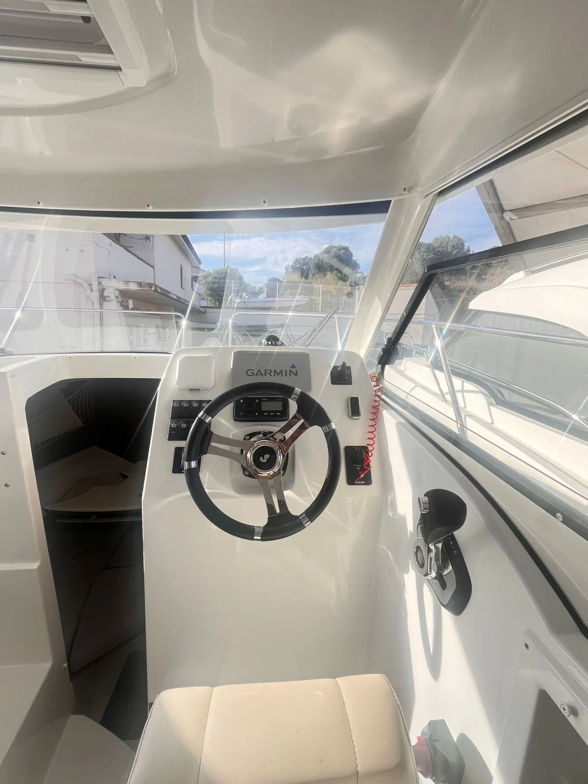 antares 801 BENETEAU ANTARES 8 – 2019 – 200 CV SUZUKI – État irréprochable