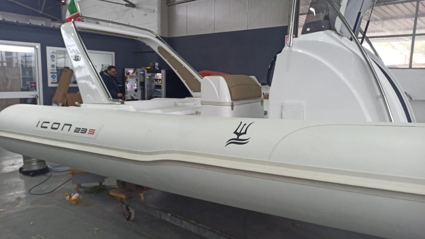 Icon 23 S, vue laterale au hangar