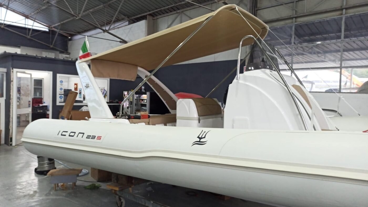 Icon 23 S avec bimini, cockpit