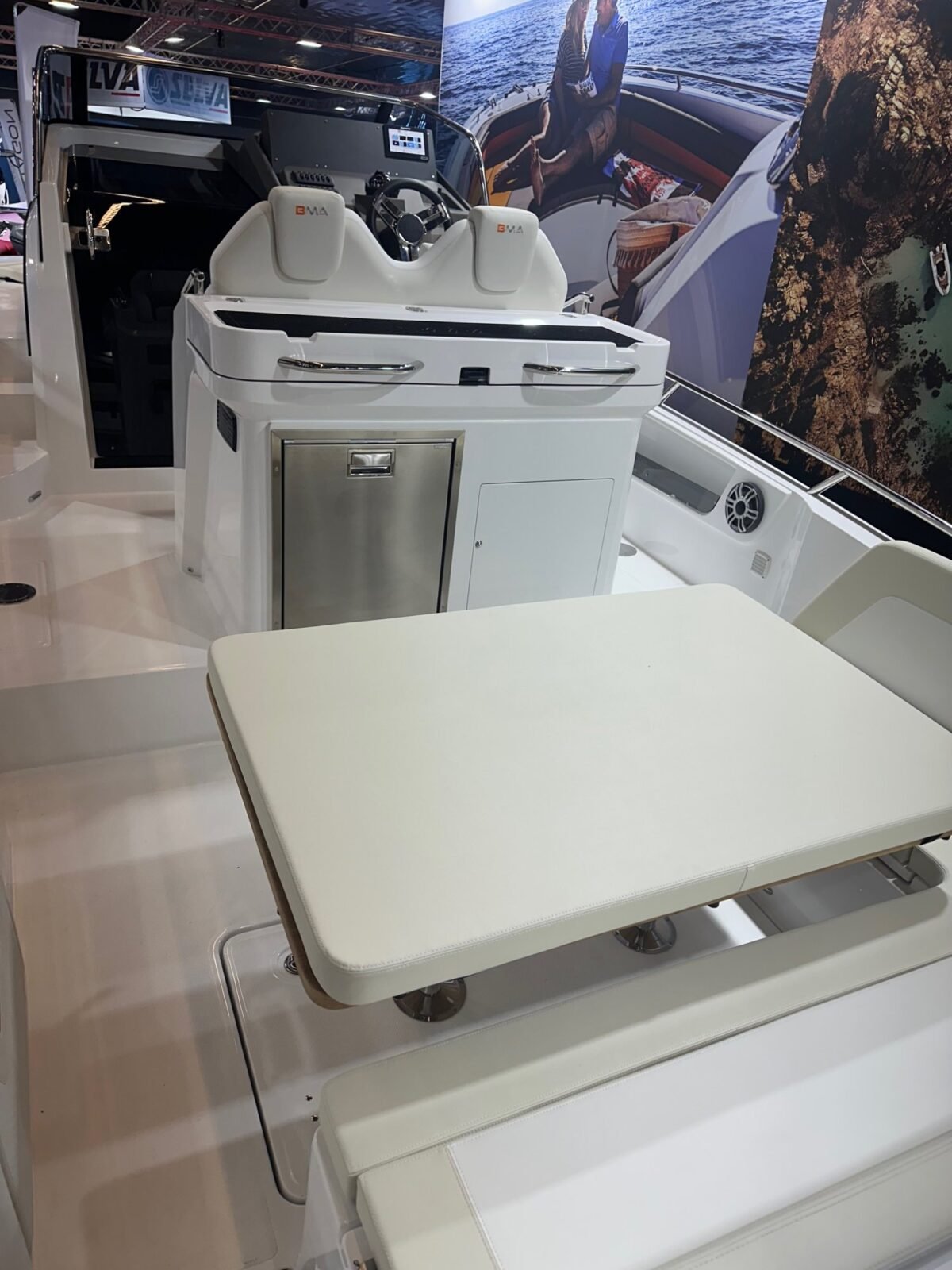 BMA X299 cockpit arrière table banquettes et vue console de pilotage