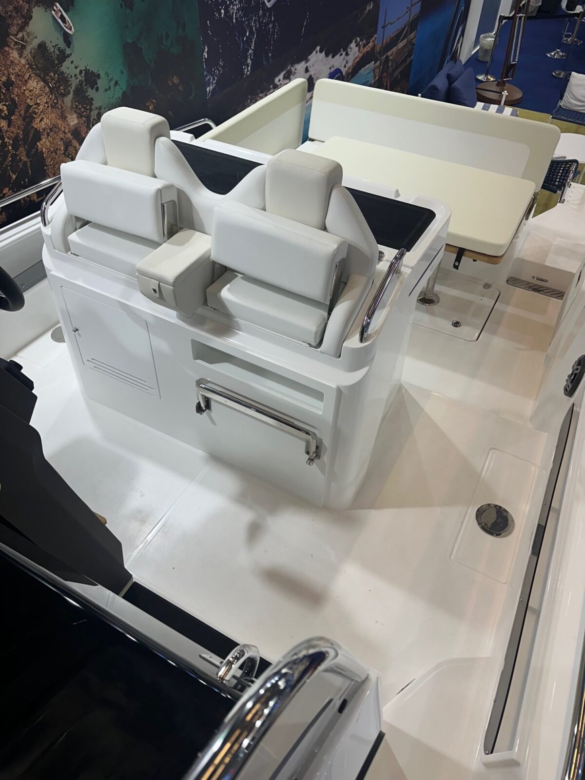 BMA X299 cockpit sièges pilote et copilote debout — vue de l'avant