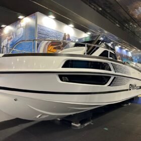 BMA X299 vue de la proue et étrave — salon nautique exposition