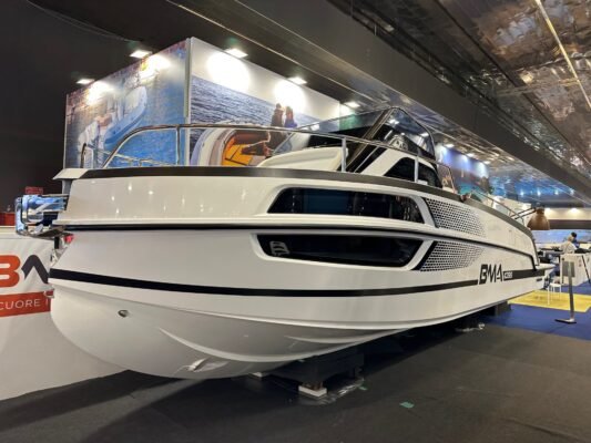BMA X299 vue de la proue et étrave — salon nautique exposition