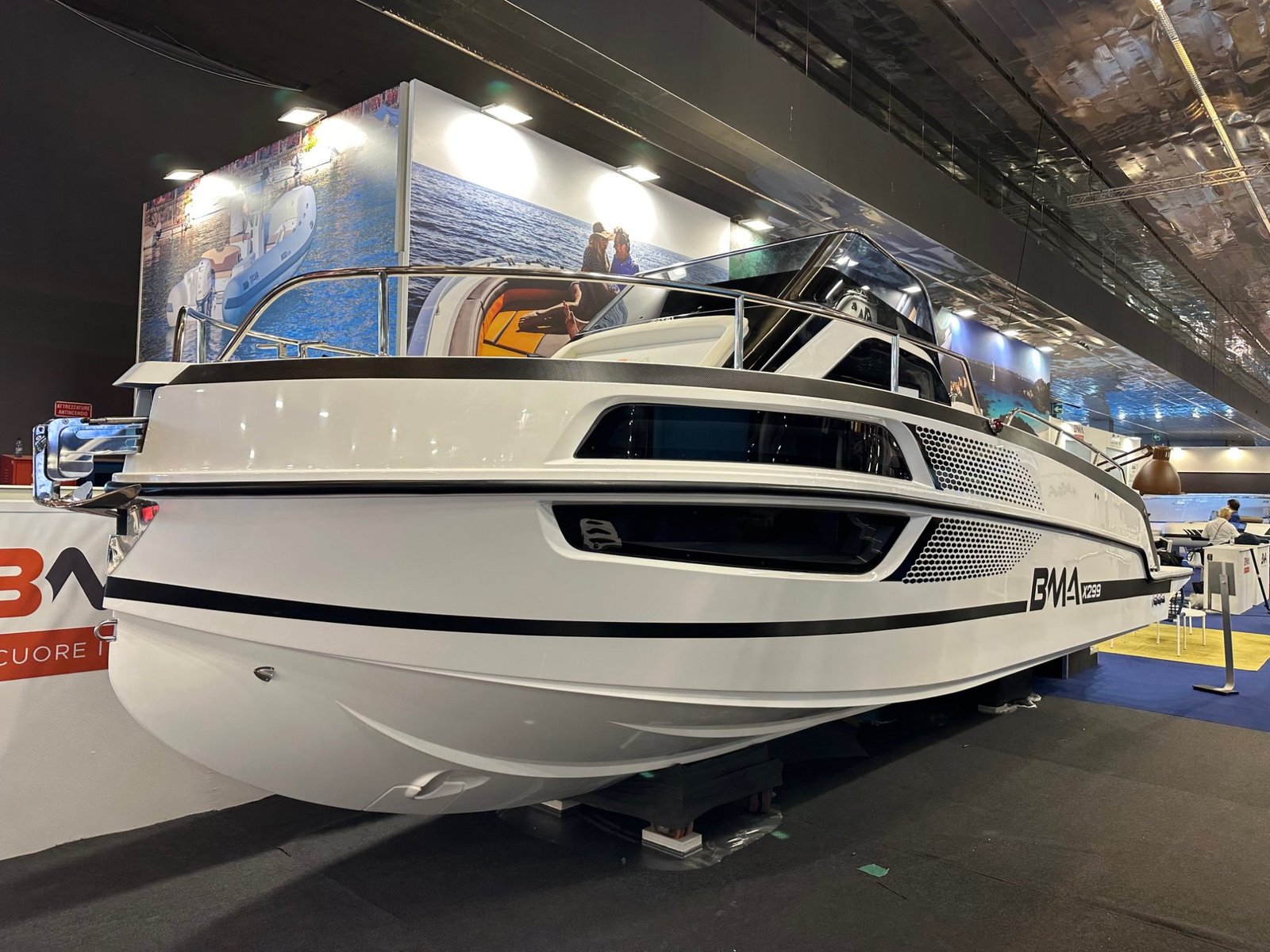 BMA X299 vue de la proue et étrave — salon nautique exposition