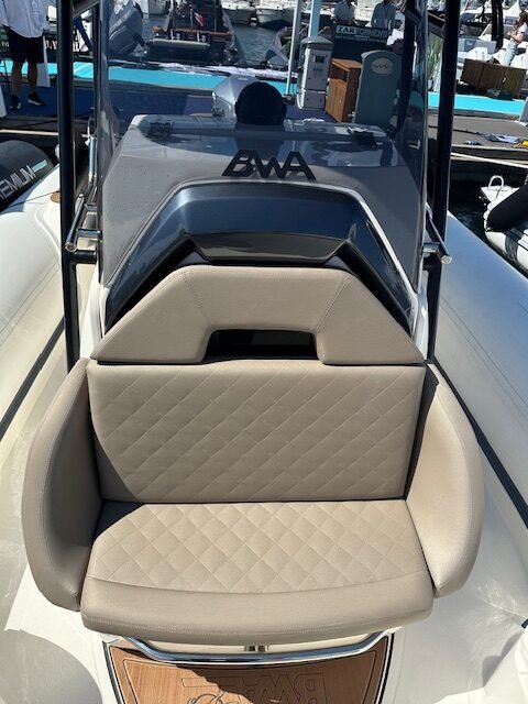 BWA GTO 308 assise avant avec sellerie Elegance matelassée — vue de face BWA GTO 308 assise avant avec sellerie Elegance matelassée — vue de face