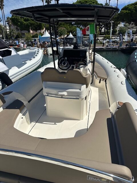 BWA GTO 308 cockpit complet avec banquette et T top — vue d'ensemble arrière BWA GTO 308 cockpit complet avec banquette et T-top — vue d'ensemble arrière