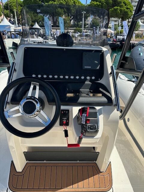 BWA GTO 308 console de pilotage écran Honda et volant — vue frontale BWA GTO 308 console de pilotage écran Honda et volant — vue frontale