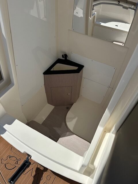 BWA GTO 308 compartiment WC marin électrique dans la console — vue plongeante BWA GTO 308 compartiment WC marin électrique dans la console — vue plongeante