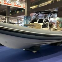 BWA GTO 328 vue latérale au salon nautique avec T-top noir