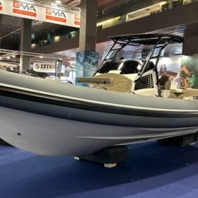 BWA GTO 328 vue latérale au salon nautique avec T-top noir