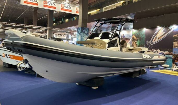 BWA GTO 328 vue latérale au salon nautique avec T-top noir