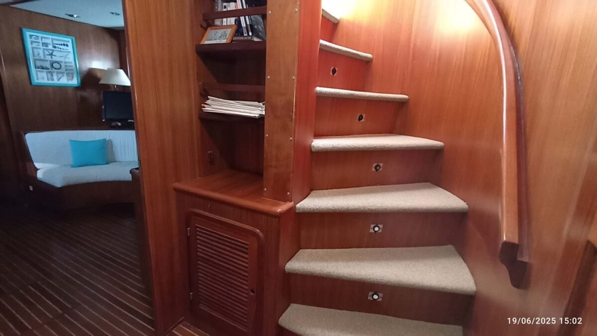 Trader 65 PROSPER II cabine équipage couchettes superposées boiseries teck Trader 65 PROSPER II cabine équipage couchettes superposées boiseries teck