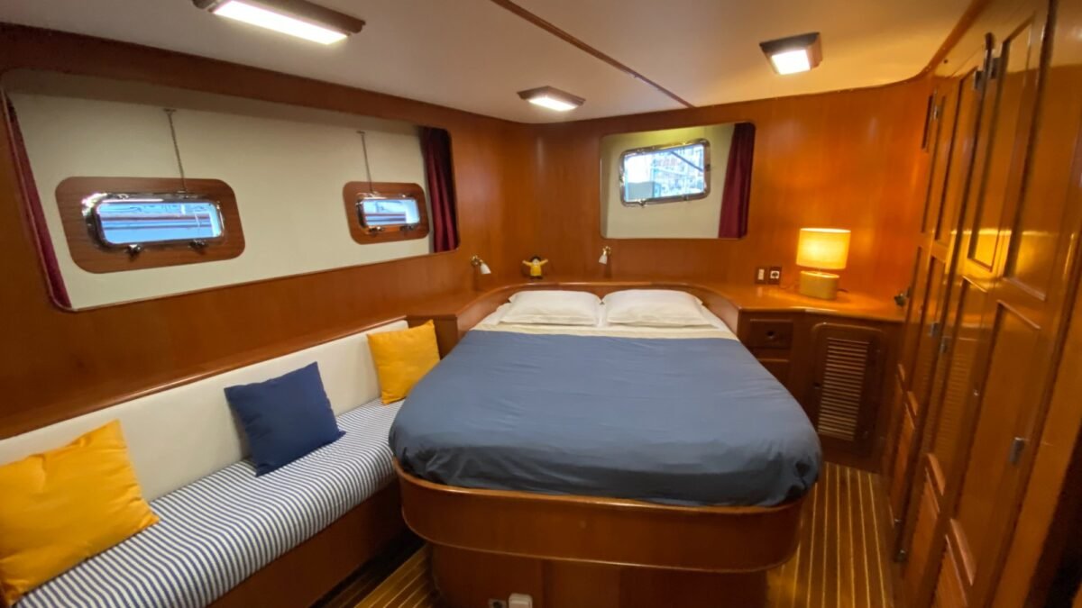 Trader 65 PROSPER II cabine invités lit double penderies teck Trader 65 PROSPER II cabine invités lit double penderies teck