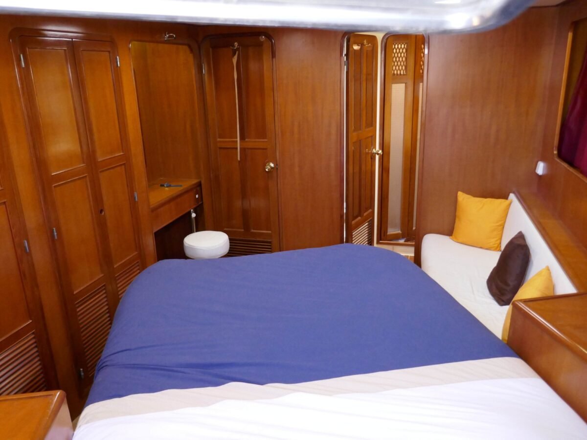 Trader 65 PROSPER II cabine détail rangements et penderies en teck massif Trader 65 PROSPER II cabine détail rangements et penderies en teck massif