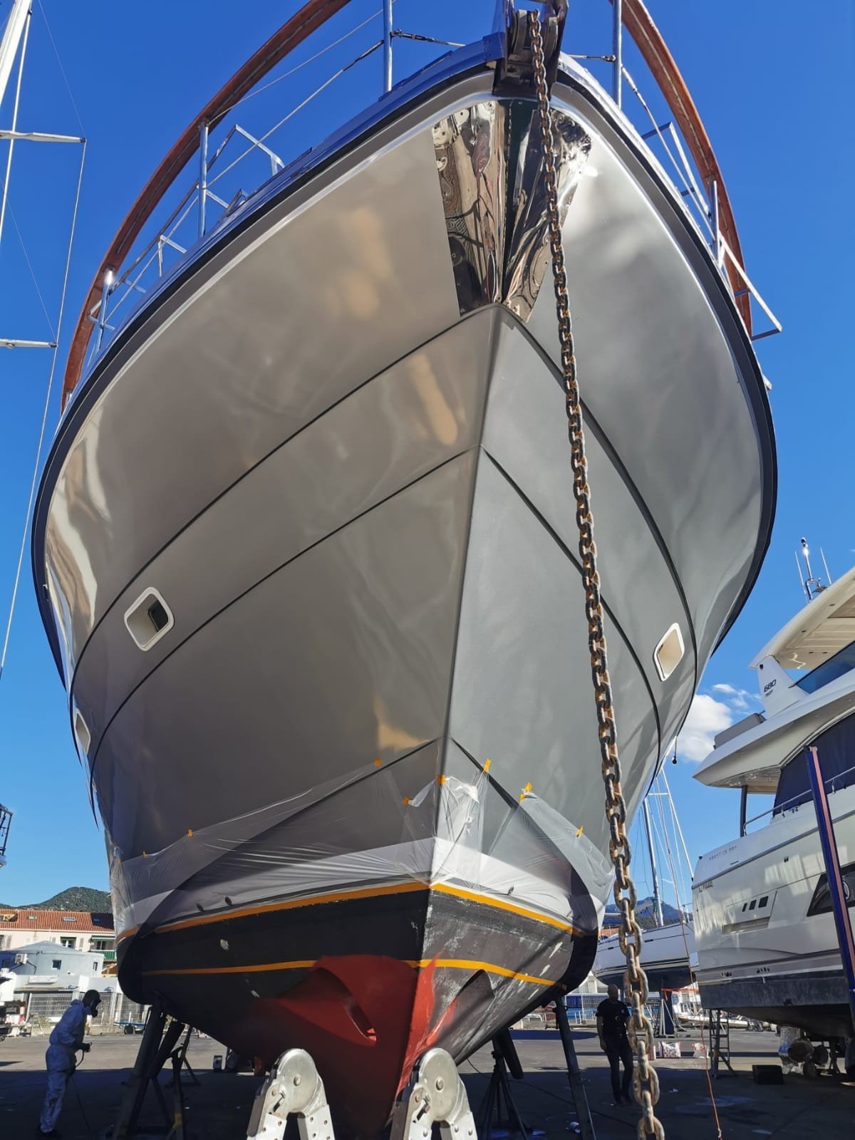 Trader 65 PROSPER II étrave sur béquilles en chantier — vue de face Trader 65 PROSPER II étrave sur béquilles en chantier — vue de face