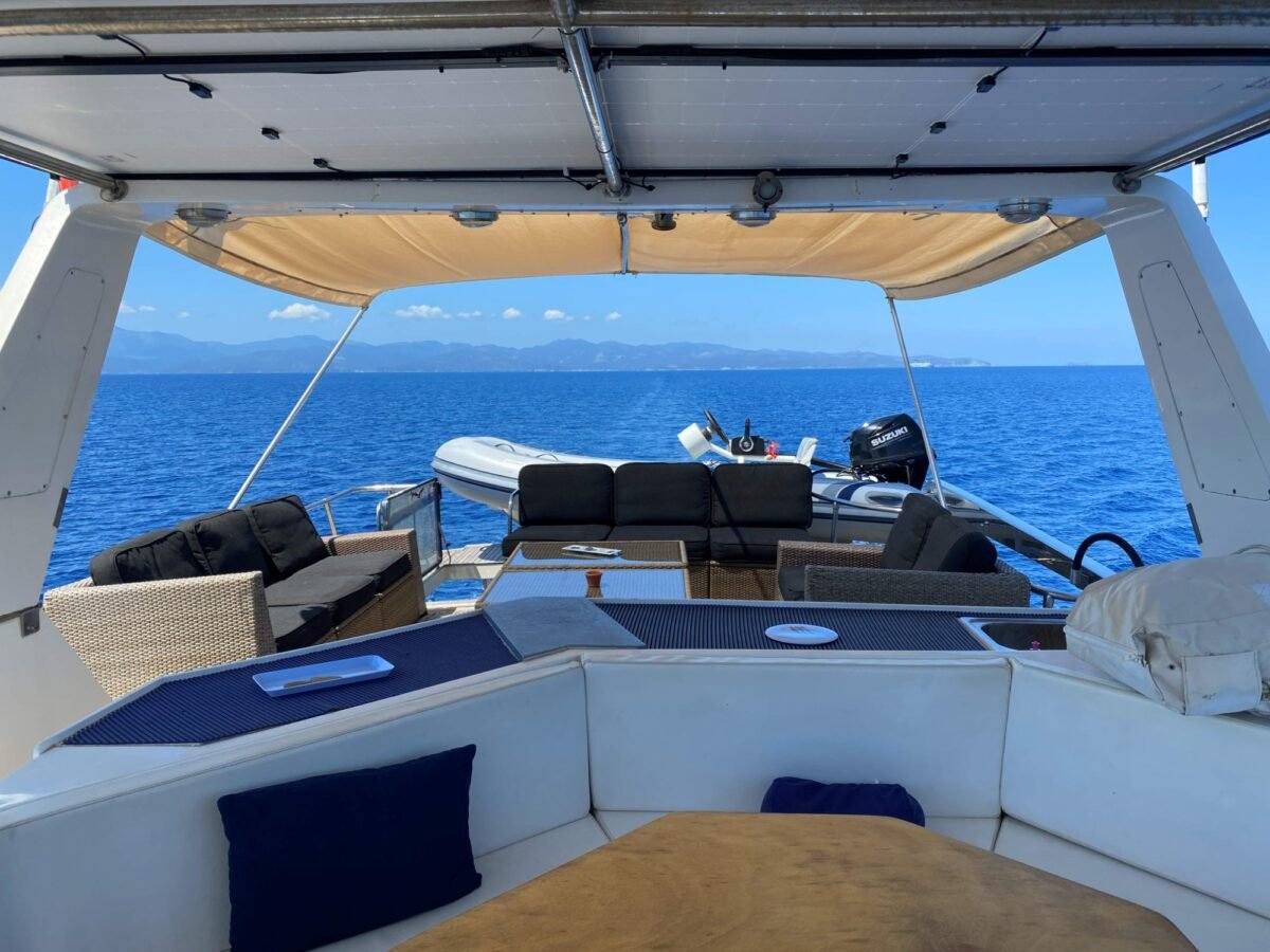 Trader 65 PROSPER II flybridge salon extérieur avec panneaux solaires Trader 65 PROSPER II flybridge salon extérieur avec panneaux solaires