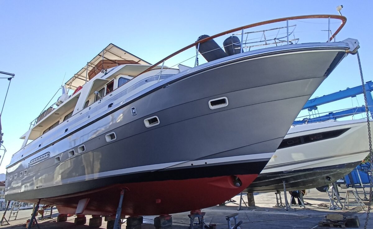 Trader 65 PROSPER II vue latérale tribord sur béquilles — œuvres vives Trader 65 PROSPER II vue latérale tribord sur béquilles — œuvres vives