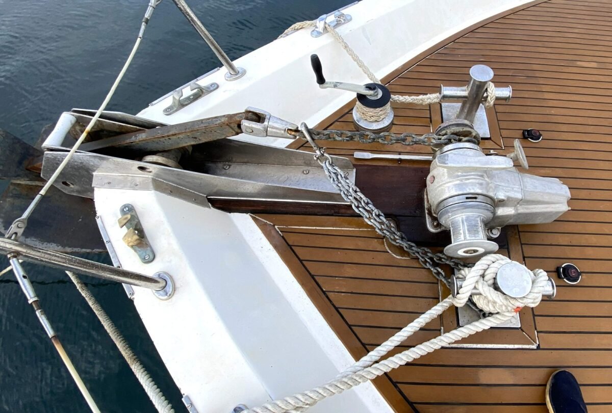 Trader 65 PROSPER II pont avant en teck guindeau et ancre FOB HP Trader 65 PROSPER II pont avant en teck guindeau et ancre FOB HP