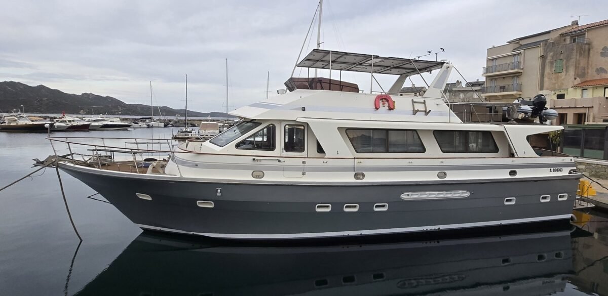 Trader 65 PROSPER II vue latérale tribord au port — vue d'ensemble Trader 65 PROSPER II vue latérale tribord au port — vue d'ensemble