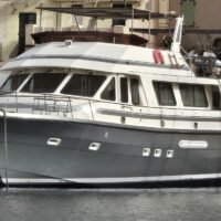 Trader 65 PROSPER II vue latérale tribord au port — profil proue