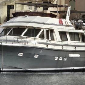 Trader 65 PROSPER II vue latérale tribord au port — profil proue