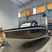 BMA X233 vue trois-quarts avant en atelier — carène perlage bronze et étrave verticale