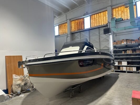 BMA X233 vue trois-quarts avant en atelier — carène perlage bronze et étrave verticale