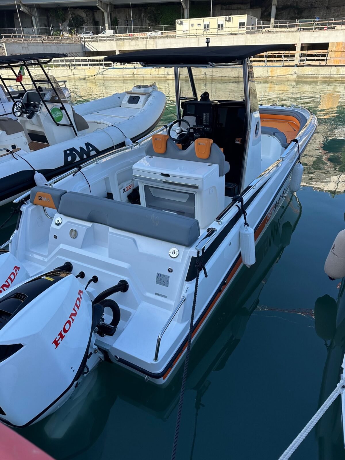 BMA X266 vue trois quarts arrière — cockpit console de pilotage et T top BMA X266 vue trois-quarts arrière — cockpit console de pilotage et T-top