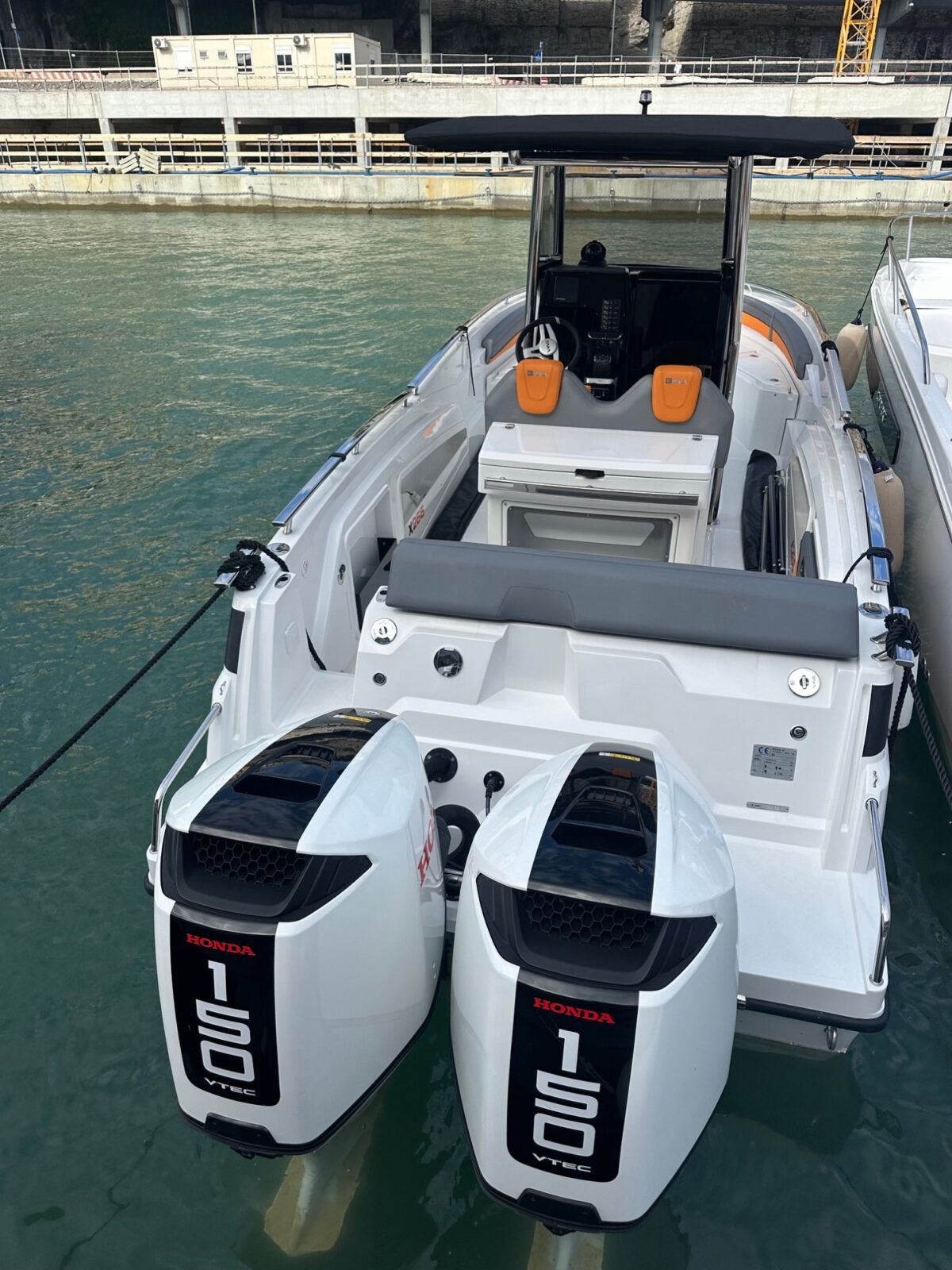 BMA X266 vue arrière bimoteur Honda BF150 VTEC — cockpit et T top BMA X266 vue arrière bimoteur Honda BF150 VTEC — cockpit et T-top