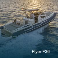 BWA Flyer F36 vue aérienne en navigation au coucher de soleil — semi rigide bimoteur Mercury boudins bleus BWA Flyer F36 vue aérienne en navigation au coucher de soleil — semi-rigide bimoteur Mercury boudins bleus