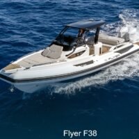 BWA Flyer F38 vue aérienne en navigation — semi rigide bimoteur Honda sellerie claire BWA Flyer F38 vue aérienne en navigation — semi-rigide bimoteur Honda sellerie claire