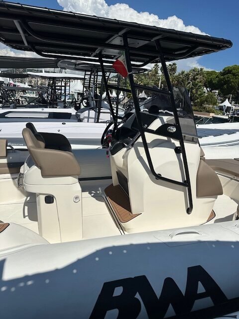 BWA GTO 308 console de pilotage et T-top inox total black — vue intérieure cockpit