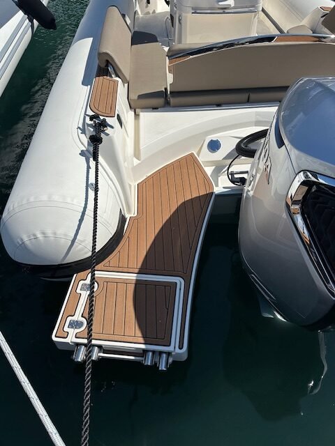 BWA GTO 308 détail plateforme arrière teck synthétique et boudins Hypalon — vue rapprochée