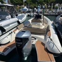 BWA GTO 308 vue arrière avec moteur Honda BF350 et plateformes de bain — salon nautique