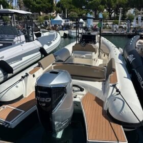 BWA GTO 308 vue arrière avec moteur Honda BF350 et plateformes de bain — salon nautique