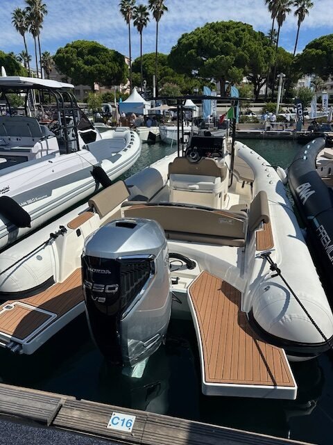 BWA GTO 308 vue arrière avec moteur Honda BF350 et plateformes de bain — salon nautique