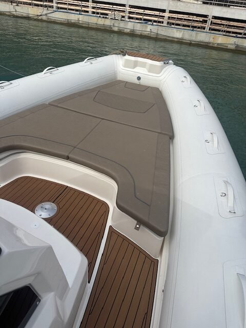 BWA GTO 328 bain de soleil avant avec coussins — vue depuis le cockpit