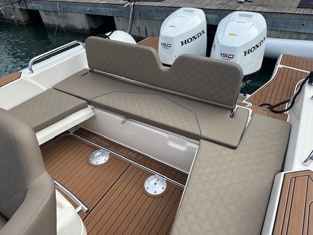 BWA GTO 328 cockpit arrière banquette en U matelassée — bimoteur Honda BF150