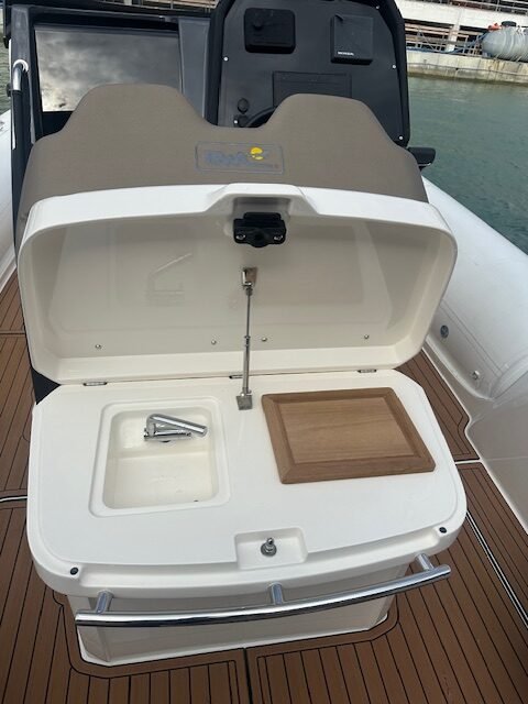 BWA GTO 328 coffre avant ouvert avec évier intégré et planche teck — rangement