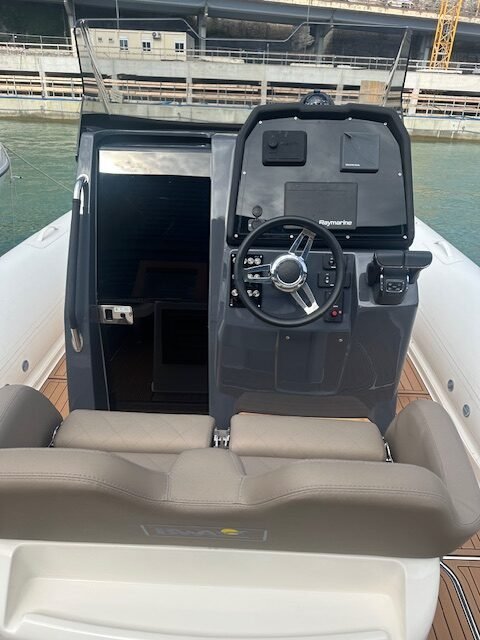 BWA GTO 328, poste de barre et console