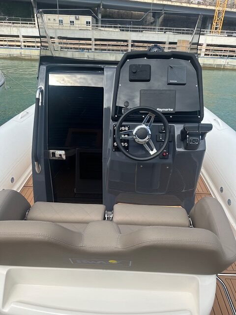 BWA GTO 328 console de pilotage écran Raymarine et porte vestiaire ouverte