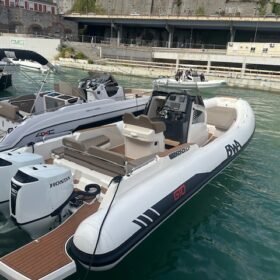 BWA GTO 328 vue trois-quarts arrière au port — bimoteur Honda BF150 et cockpit